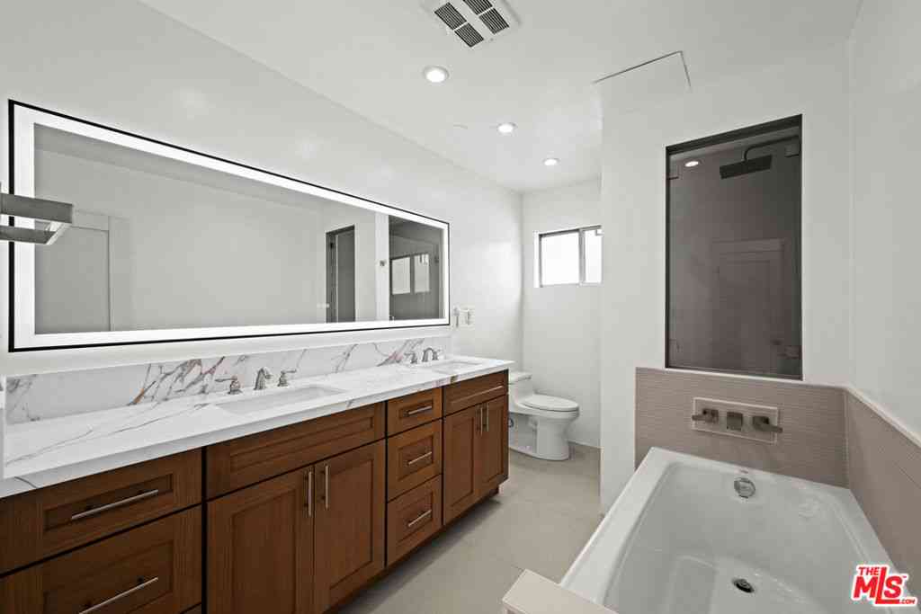 Condo For Rent - 136 S Palm Drive #301<br/> Beverly Hills, CA 90212