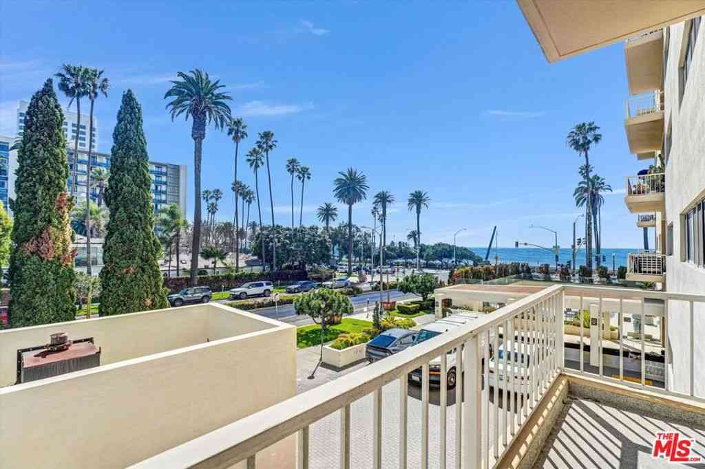 Condo For Sale - 101 California Avenue #206<br/> Santa Monica, CA 90403