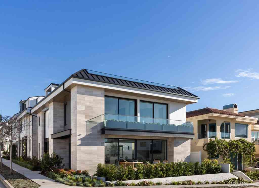 Townhouse For Sale - 220 Carnation Avenue<br/> Corona Del Mar, CA 92625