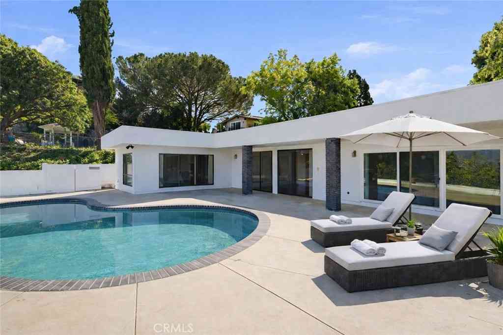 Homes For Rent - 3329 Dona Rosa<br/> Studio City, CA 91604