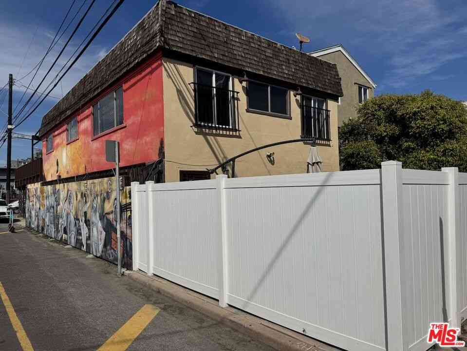 Homes For Sale - 9 19th Avenue<br/> Venice, CA 90291