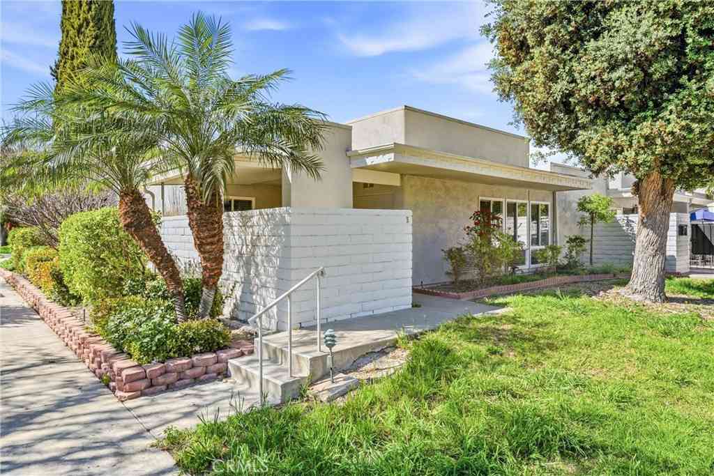 Homes For Sale - 2156 E Via Mariposa #H<br/> Laguna Woods, CA 92637