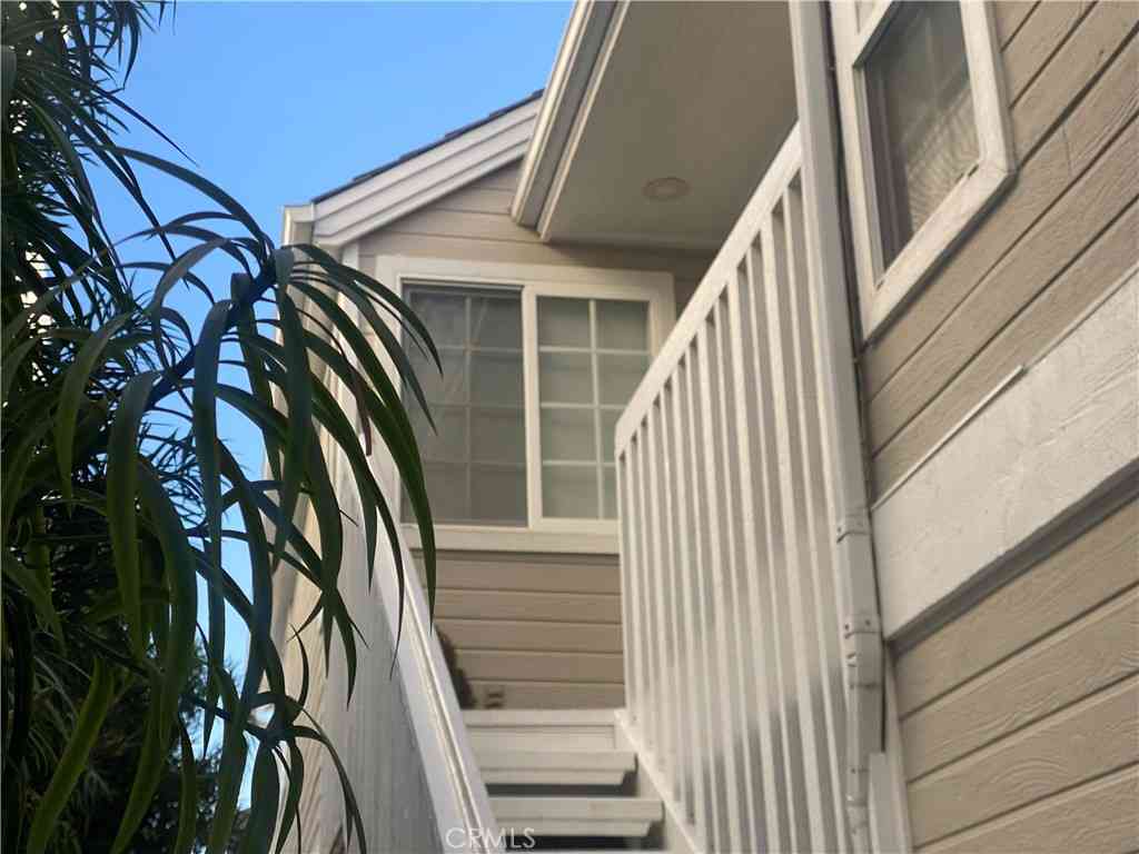 Multifamily For Rent - 212 1/2 Garnet<br/> Newport Beach, CA 92662