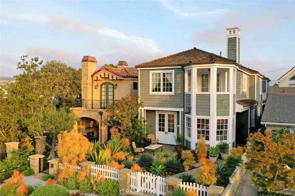 Homes For Sale - 320 Heliotrope Avenue<br/> Corona Del Mar, CA 92625