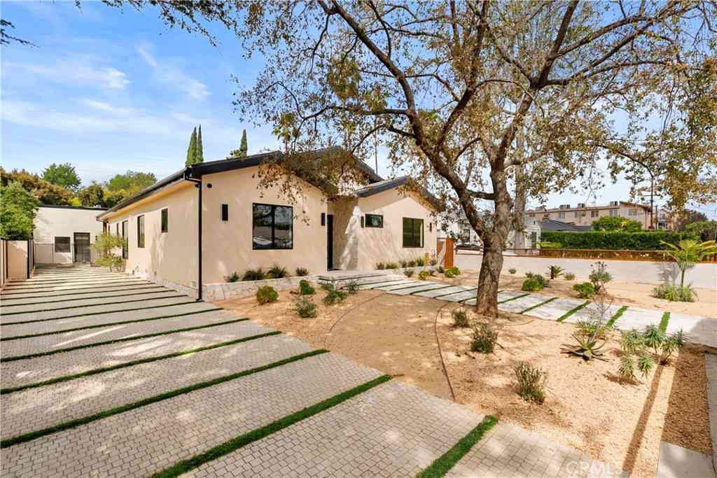 Homes For Sale - 5525 Carpenter Avenue<br/> Valley Village, CA 91607