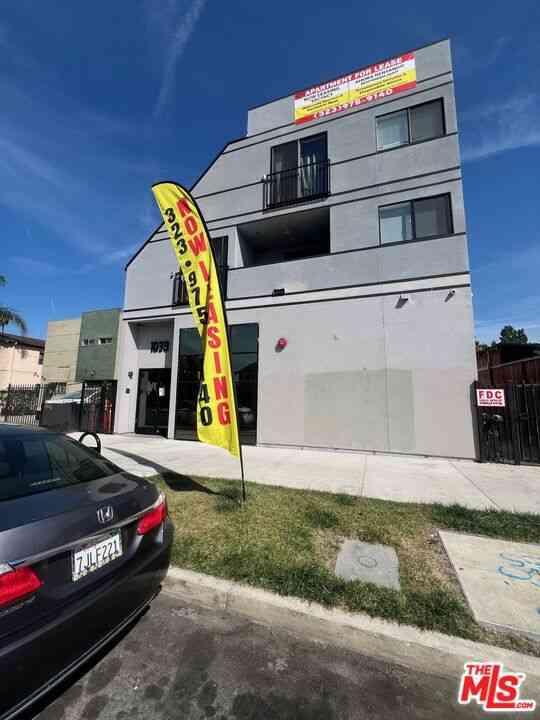 Condo For Rent - 1039 E 28th Street #202<br/> Los Angeles, CA 90011