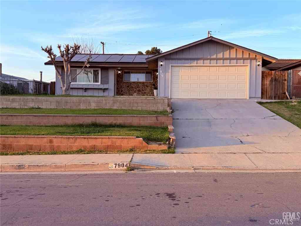 Homes For Sale - 7904 Nettie Court<br/> Bakersfield, CA 93306