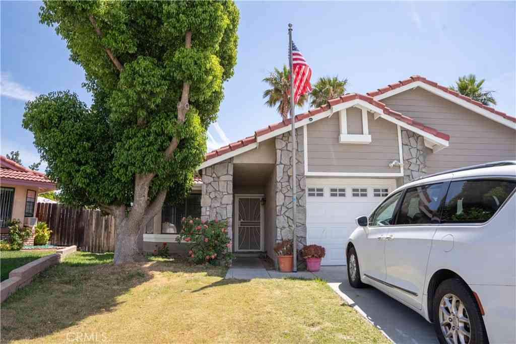 Homes For Sale - 954 Basalt Court<br/> Hemet, CA 92543