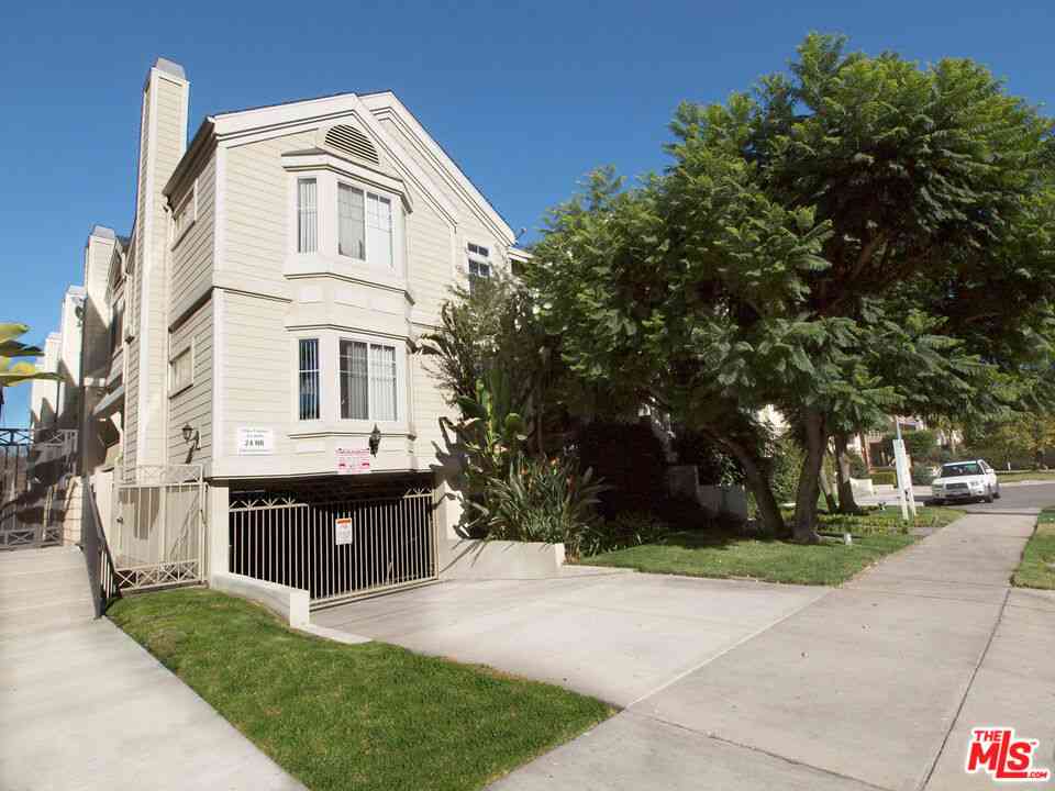 Condo For Rent - 10627 Moorpark Street #4<br/> North Hollywood, CA 91602
