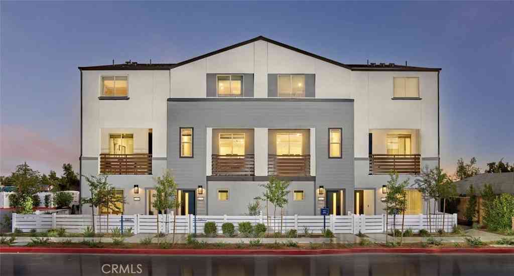 Townhouse For Sale - 1307 W North Pinecrest Paseo<br/> Ontario, CA 91762