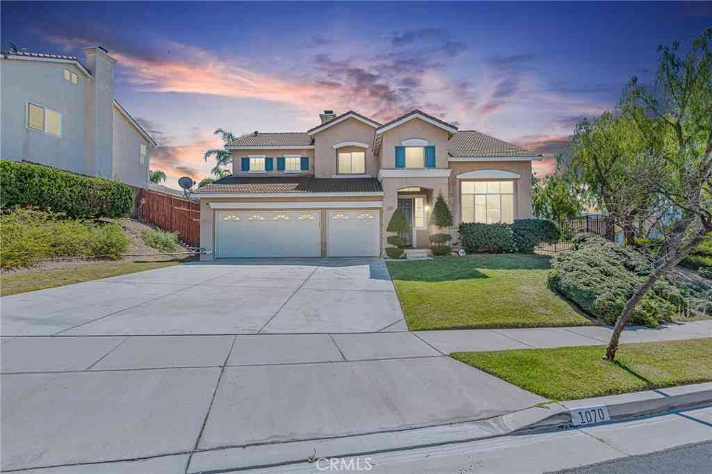 Homes For Sale - 1070 Mandevilla Way<br/> Corona, CA 92879