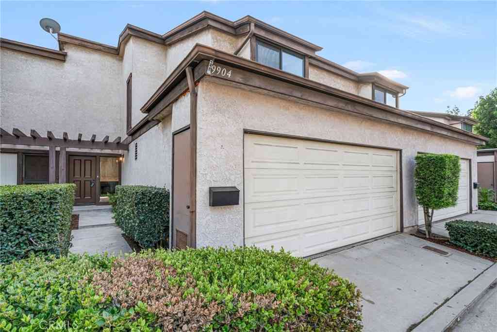 Townhouse For Sale - 9904 Aspen Circle<br/> Santa Fe Springs, CA 90670