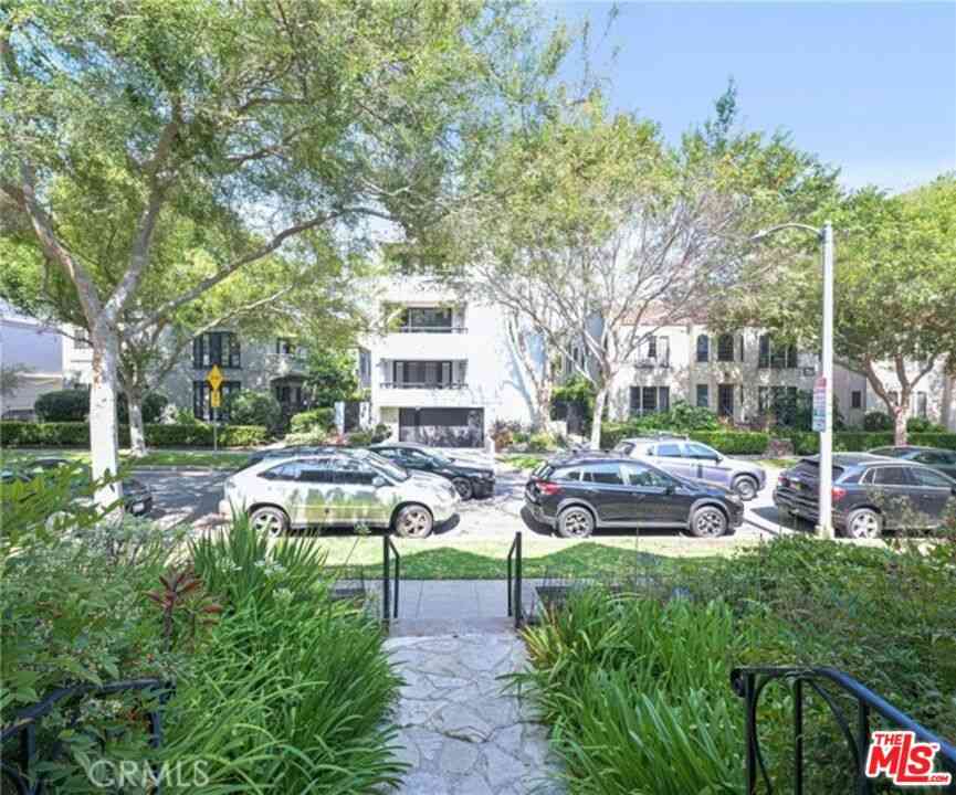 Condo For Rent - 149 S Crescent Drive #D<br/> Beverly Hills, CA 90212