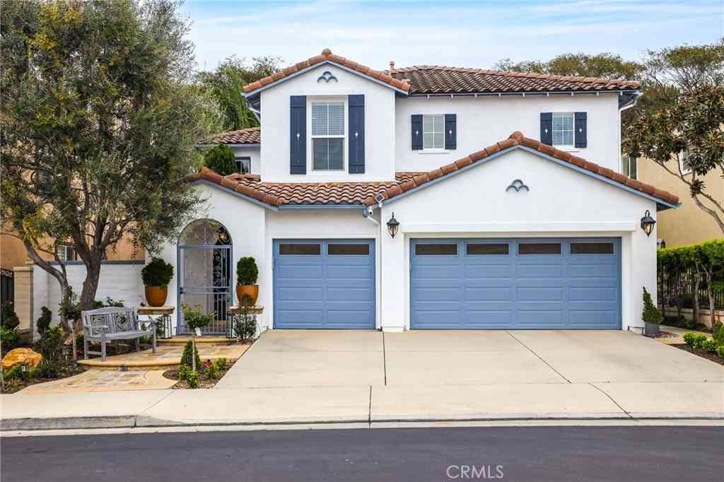 Homes For Sale - 18692 Calera Drive<br/> Huntington Beach, CA 92648