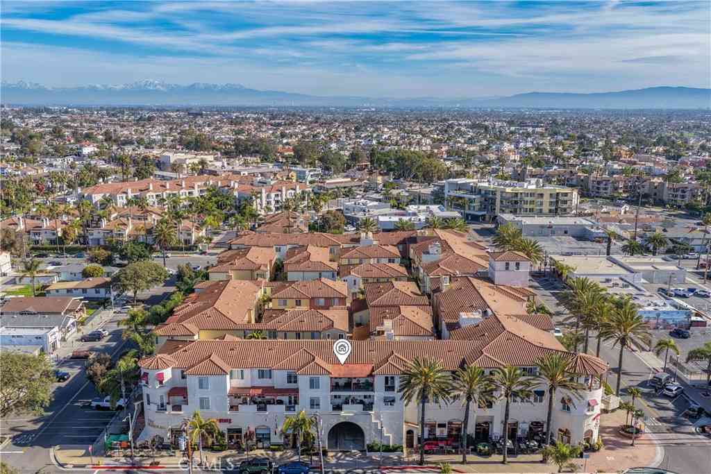 Townhouse For Sale - 308 5th Street<br/> Huntington Beach, CA 92648
