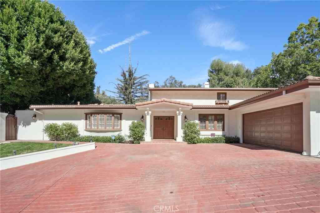 Homes For Sale - 15815 Castlewoods Drive<br/> Sherman Oaks, CA 91403