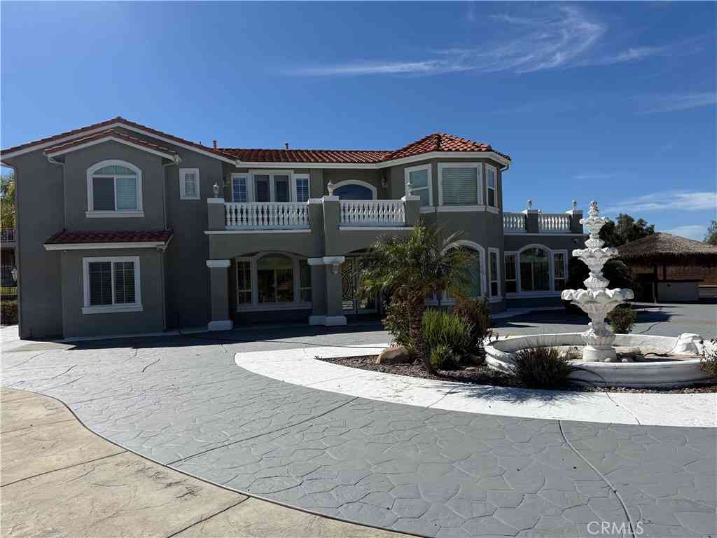 Homes For Sale - 27355 Stonehenge Circle<br/> Hemet, CA 92544