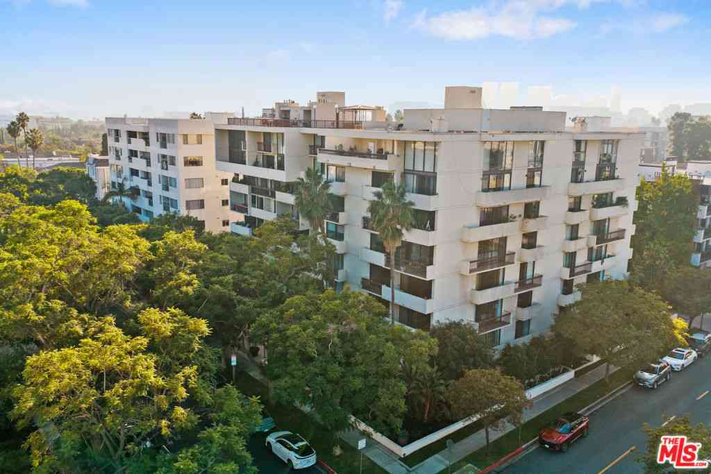 Condo For Sale - 325 N Oakhurst Drive #203<br/> Beverly Hills, CA 90210