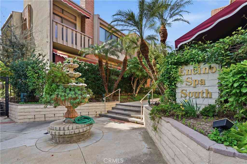 Townhouse For Sale - 5205 White Oak Avenue #3<br/> Encino, CA 91316
