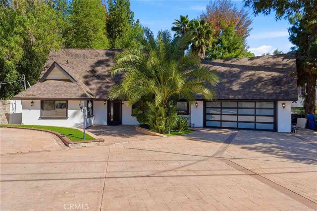 Homes For Sale - 5836 Winnetka Avenue<br/> Woodland Hills, CA 91367