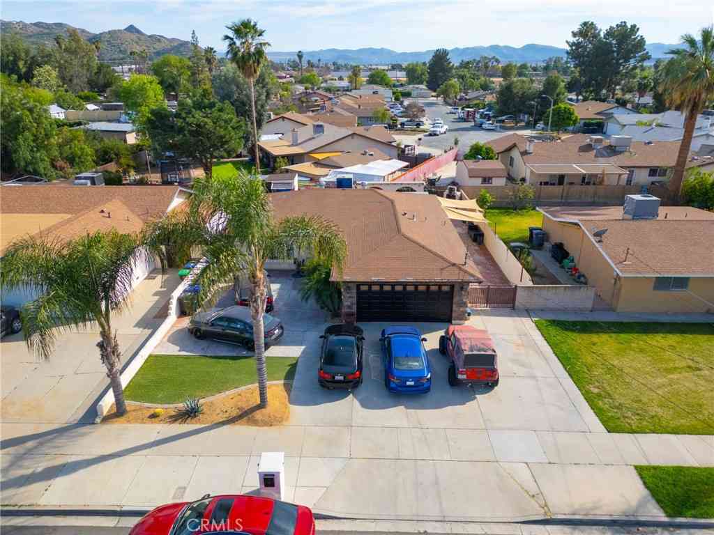Homes For Sale - 221 W Whittier Avenue<br/> Hemet, CA 92543