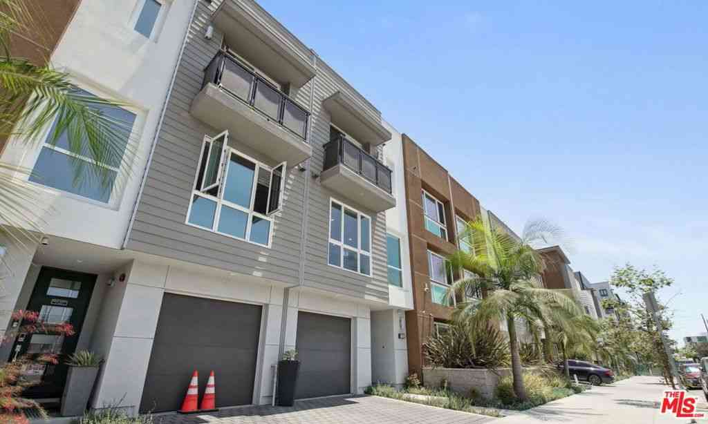 Homes For Sale - 1156 N Orange Drive<br/> Los Angeles County, Hollywood, CA 90038
