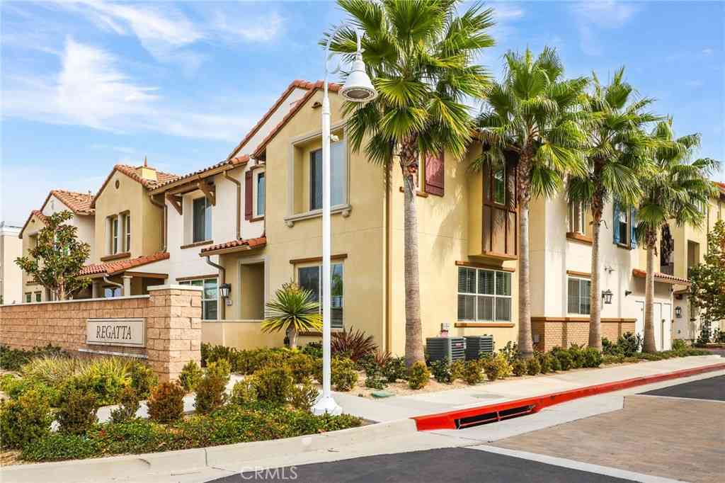 Townhouse For Sale - 19109 Azul Lane<br/> Huntington Beach, CA 92648