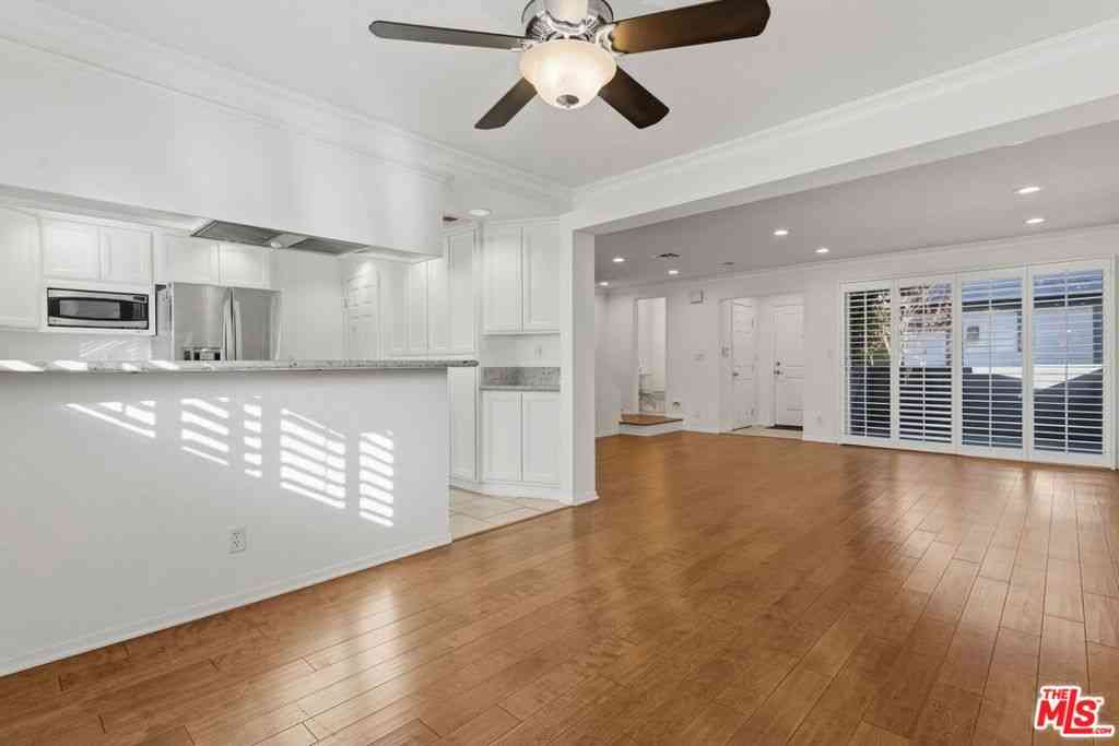 Condo For Sale - 18550 Hatteras Street #45<br/> Tarzana, CA 91356