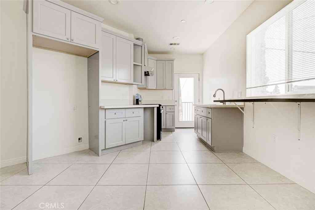 Apartment For Rent - 14328 Gilmore #5<br/> Van Nuys, CA 91401