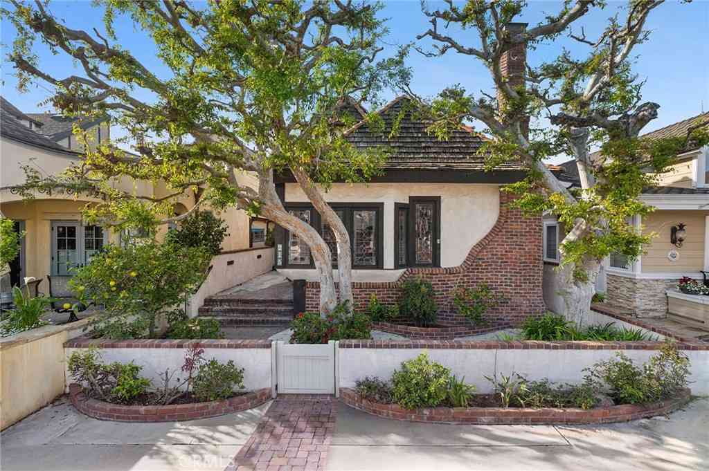 Homes For Sale - 215 Opal<br/> Newport Beach, CA 92662