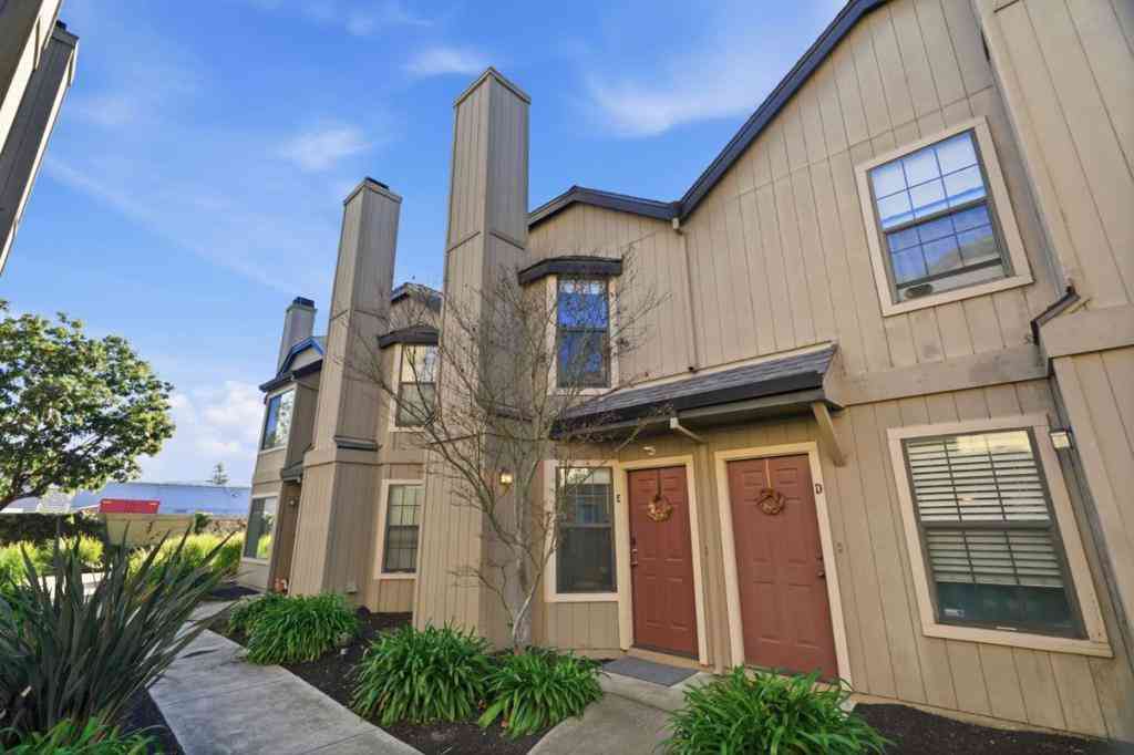 Townhouse For Sale - 251 Gibson Drive #E-54<br/> Hollister, CA 95023