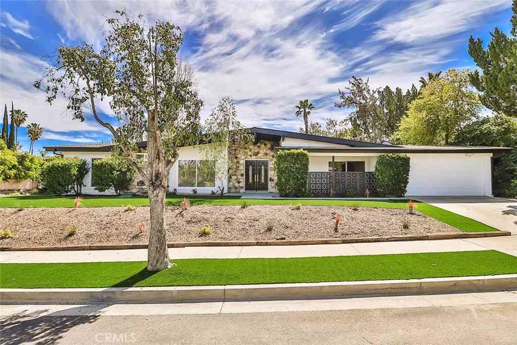 Homes For Sale - 23540 Kivik Street<br/> Woodland Hills, CA 91367