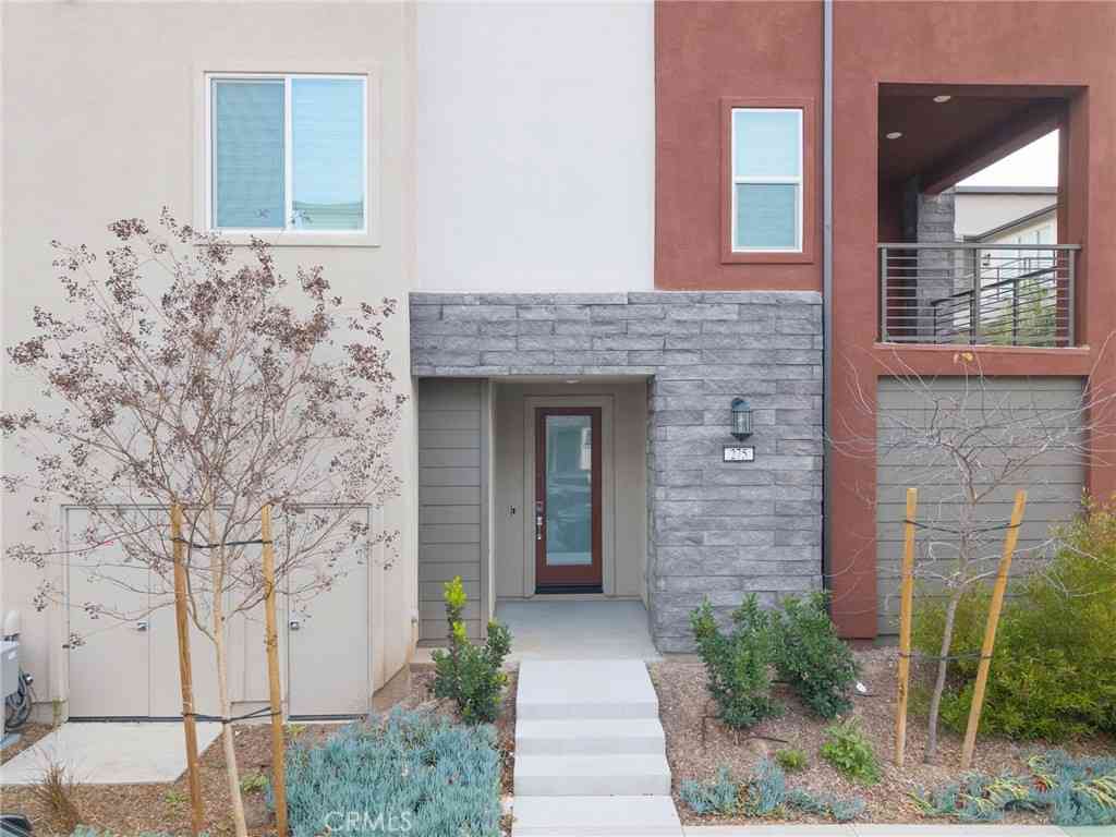 Condo For Sale - 275 Lynx<br/> Irvine, CA 92618