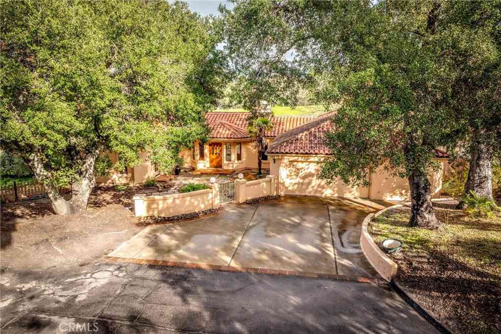 Homes For Sale - 8865 Pino Solo Avenue<br/> Atascadero, CA 93422