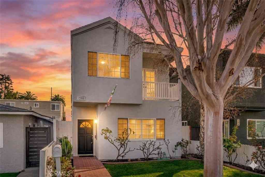 Homes For Sale - 1208 California Street<br/> Huntington Beach, CA 92648
