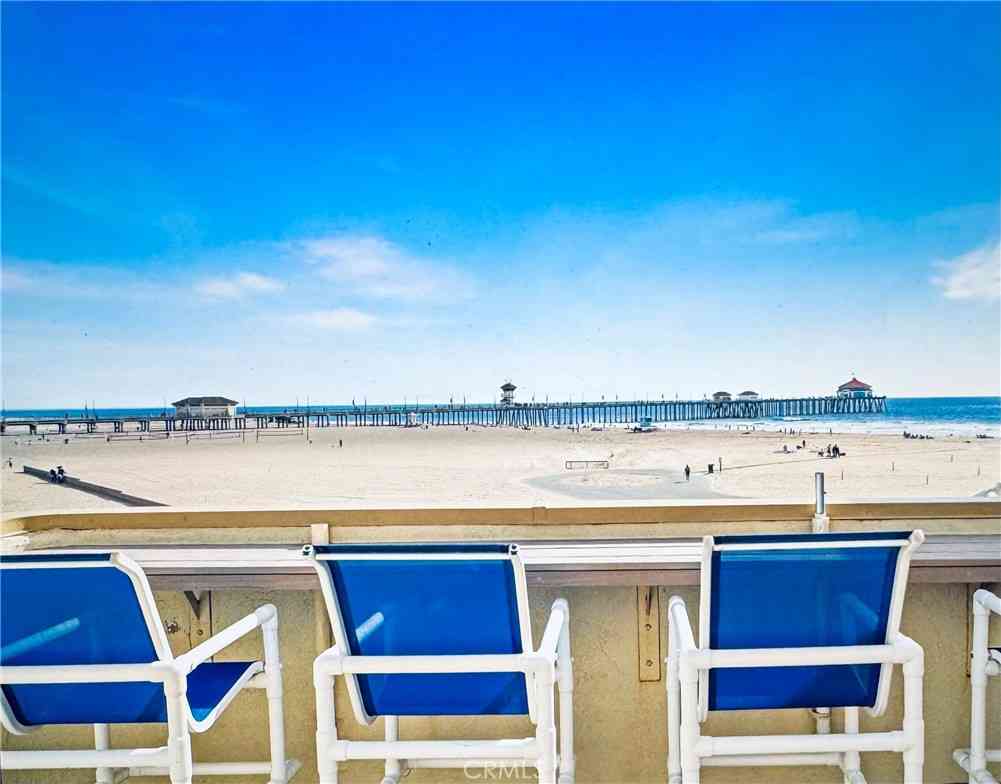Condo For Rent - 711 Pacific Coast #330<br/> Huntington Beach, CA 92648