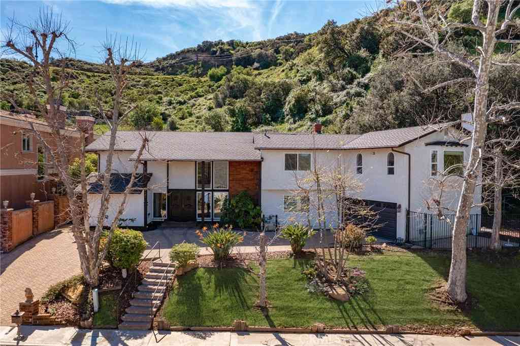 Homes For Sale - 3831 Saint Johnswood Drive<br/> Woodland Hills, CA 91364