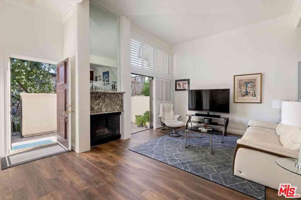 Townhouse For Sale - 6263 1/2 Randi Avenue<br/> Woodland Hills, CA 91367