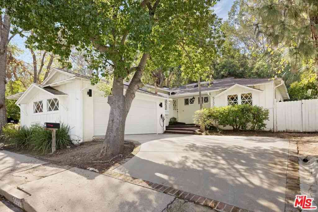 Homes For Sale - 5131 Tendilla Avenue<br/> Woodland Hills, CA 91364