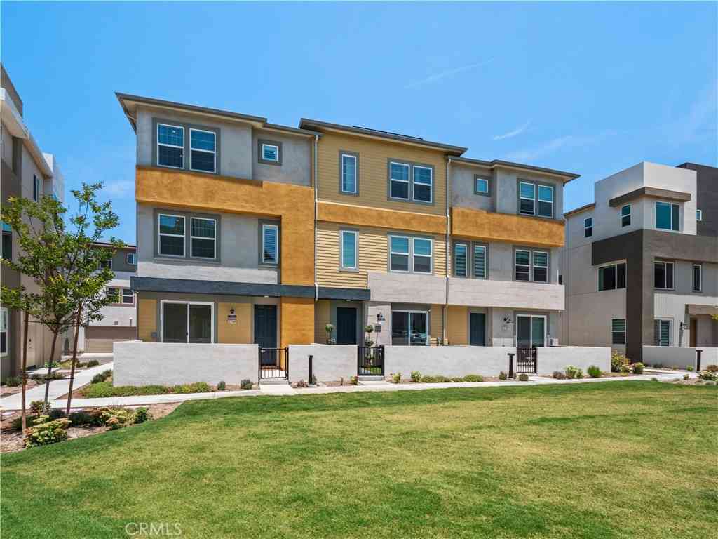 Townhouse For Sale - 27148 Valley Oak Place<br/> Valencia, CA 91381