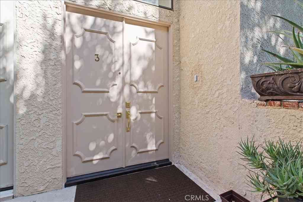 Townhouse For Sale - 5727 Etiwanda #3<br/> Tarzana, CA 91364