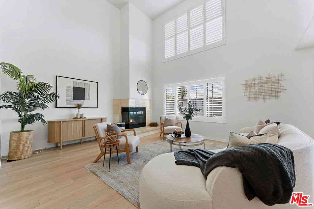 Condo For Sale - 1214 14th Street #204<br/> Santa Monica, CA 90404