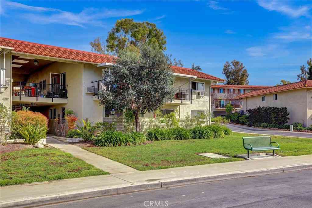 Condo For Sale - 2327 Via Mariposa West W #A<br/> Laguna Woods, CA 92637