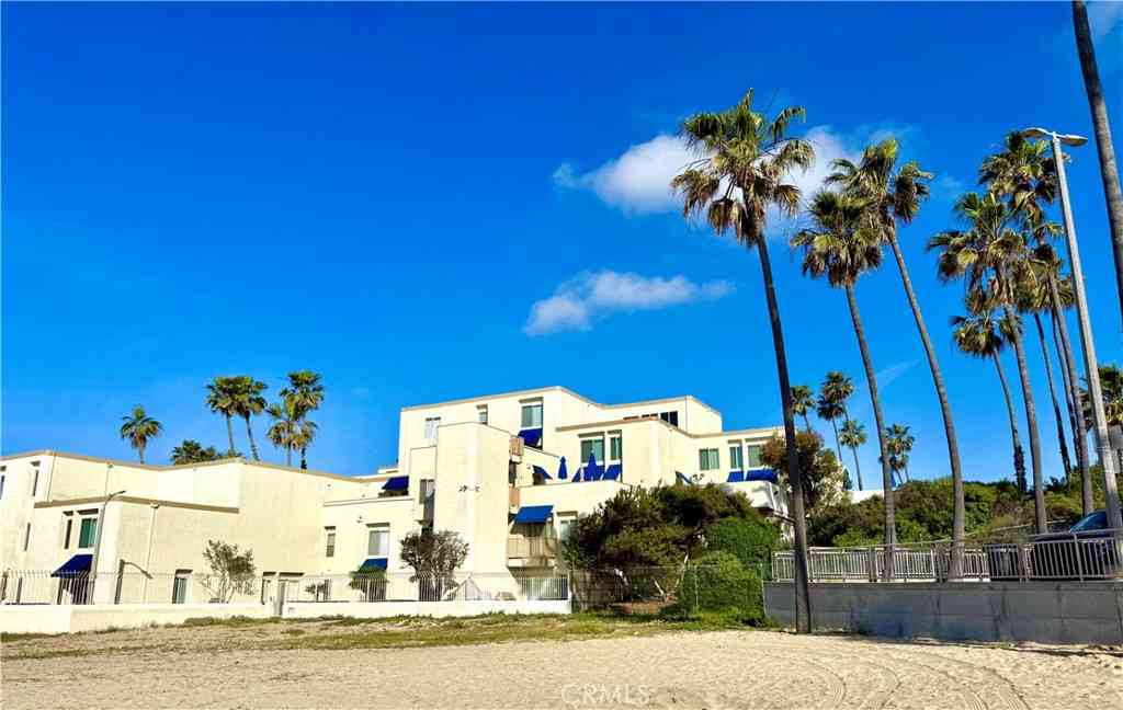 Condo For Rent - 711 Pacific Coast Highway #324<br/> Huntington Beach, CA 92648