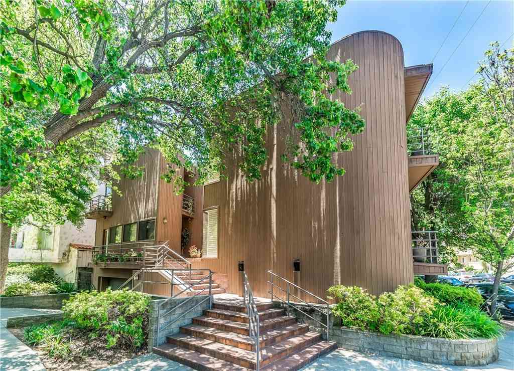 Condo For Rent - 13236 Valleyheart #102<br/> Studio City, CA 91604