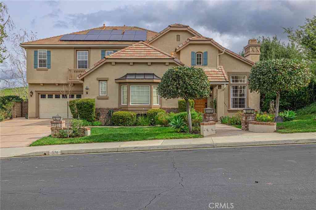 Homes For Sale - 574 Oak Tree Court<br/> Simi Valley, CA 93065