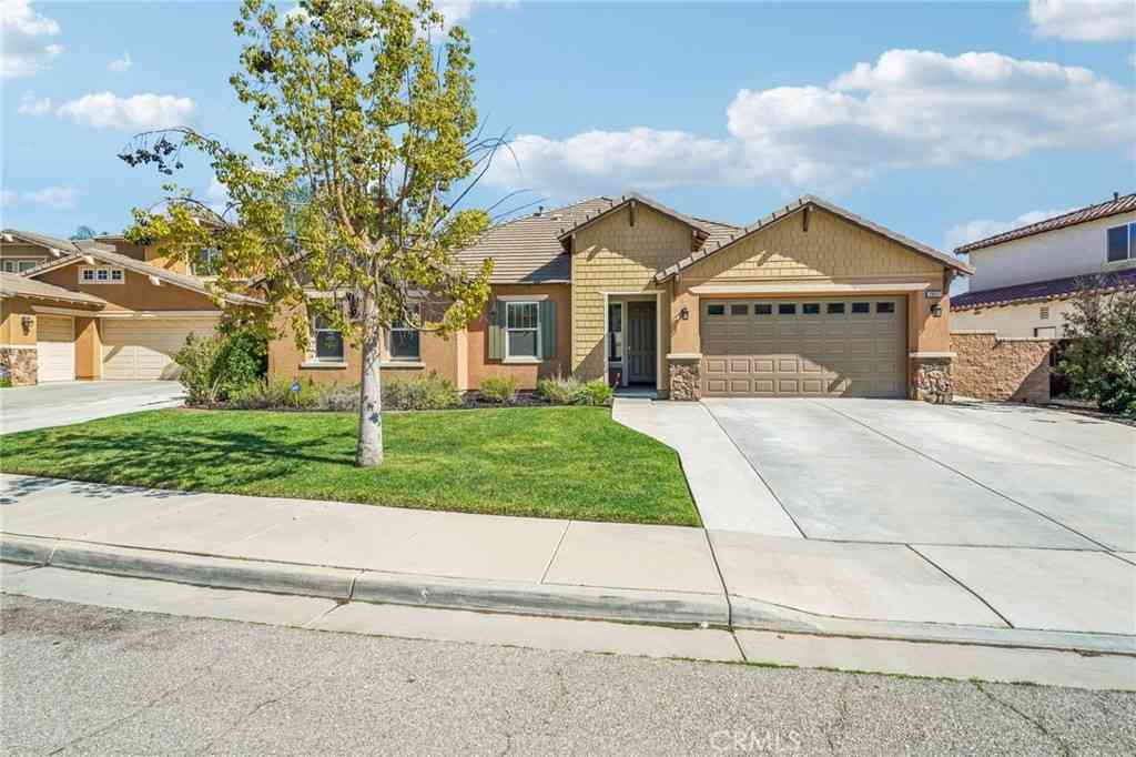 Homes For Sale - 28552 Rustic Glen Street<br/> Menifee, CA 92584