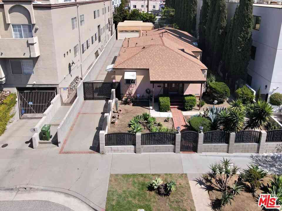 Homes For Sale - 840-844 N Poinsettia Place<br/> Los Angeles, CA 90046