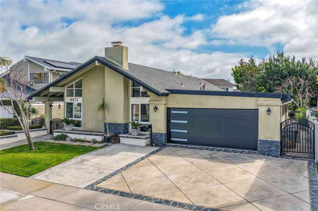 Homes For Sale - 16672 Bolero Ln<br/> Huntington Beach, CA 92649