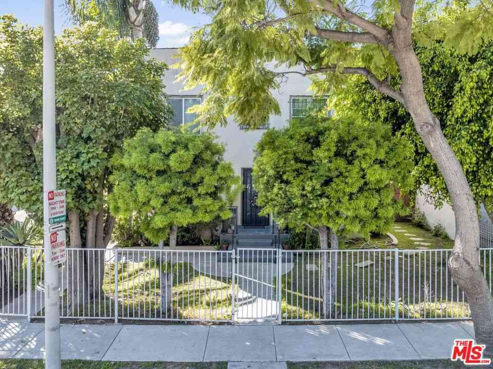 Homes For Sale - 1113 Poinsettia Drive<br/> Los Angeles, CA 90046